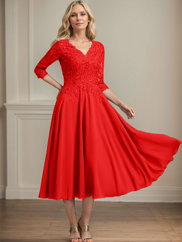 Vestido de corte A, escote en V, largo hasta la rodilla, de gasa, encaje, con lentejuelas y pedrería para la madre de la novia. 