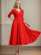 Vestido de corte A, escote en V, largo hasta la rodilla, de gasa, encaje, con lentejuelas y pedrería para la madre de la novia. 