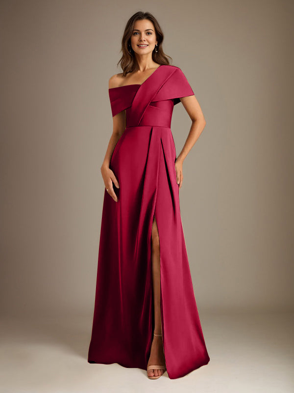 Robe de mère de la mariée en satin, coupe trapèze, décolleté asymétrique et plis. 
