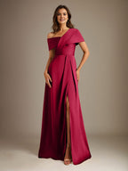 Robe de mère de la mariée en satin, coupe trapèze, décolleté asymétrique et plis. 