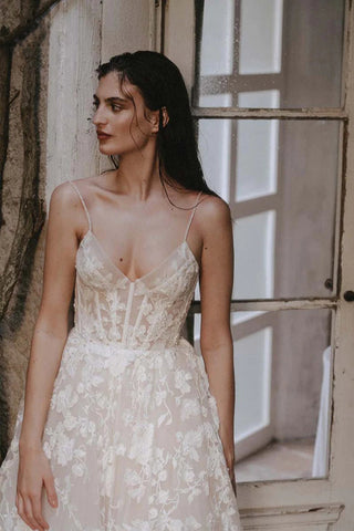 Vestido de novia bohemio con tirantes románticos, escote en V y apliques de encaje WD685