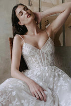 Vestido de novia bohemio con tirantes románticos, escote en V y apliques de encaje WD685