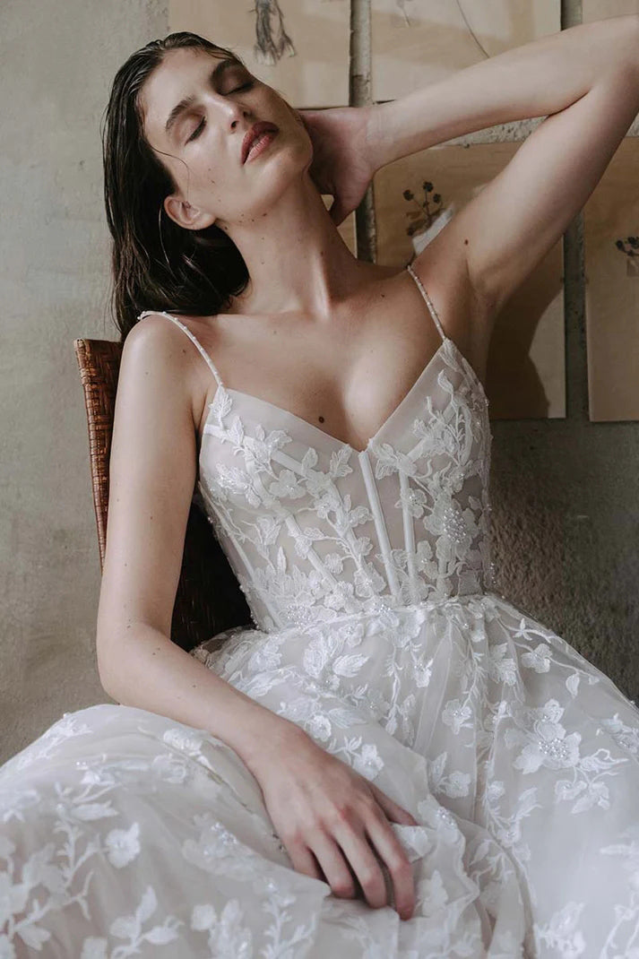 Vestido de novia bohemio con tirantes románticos, escote en V y apliques de encaje WD685