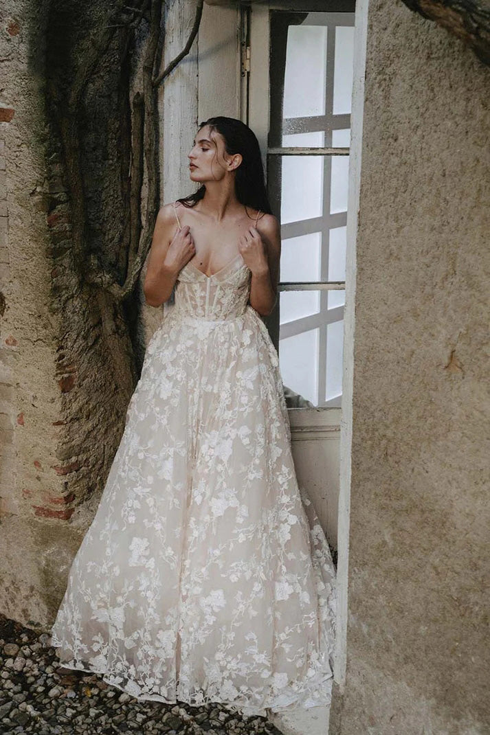 Vestido de novia bohemio con tirantes románticos, escote en V y apliques de encaje WD685