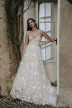 Vestido de novia bohemio con tirantes románticos, escote en V y apliques de encaje WD685