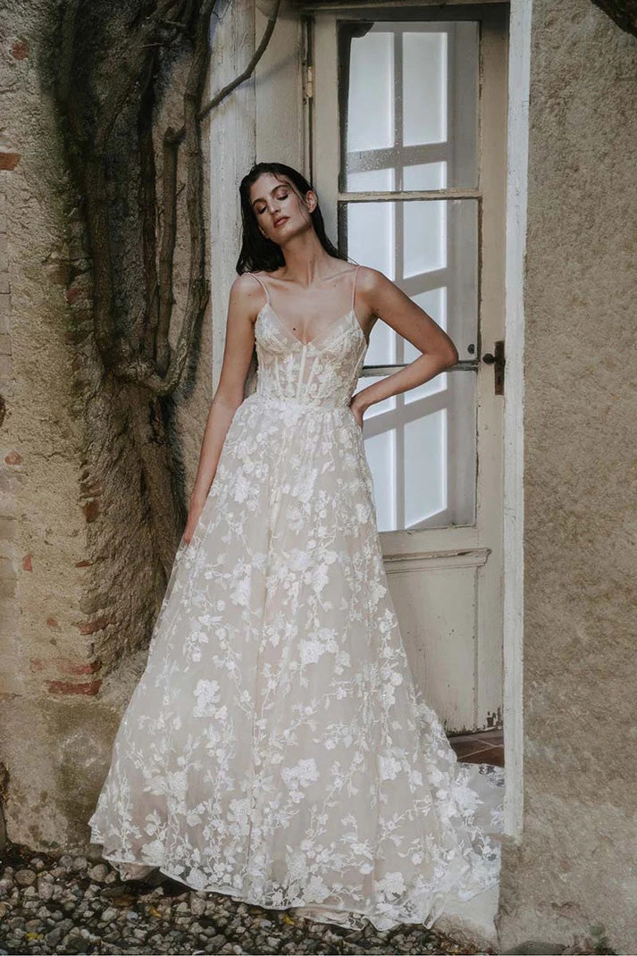Vestido de novia bohemio con tirantes románticos, escote en V y apliques de encaje WD685