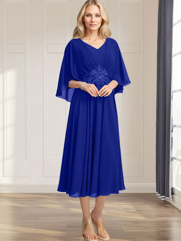 Robe de mariée trapèze en mousseline de soie, longueur thé, col en V, ornée de sequins plissés, d'appliques de dentelle et de perles. 