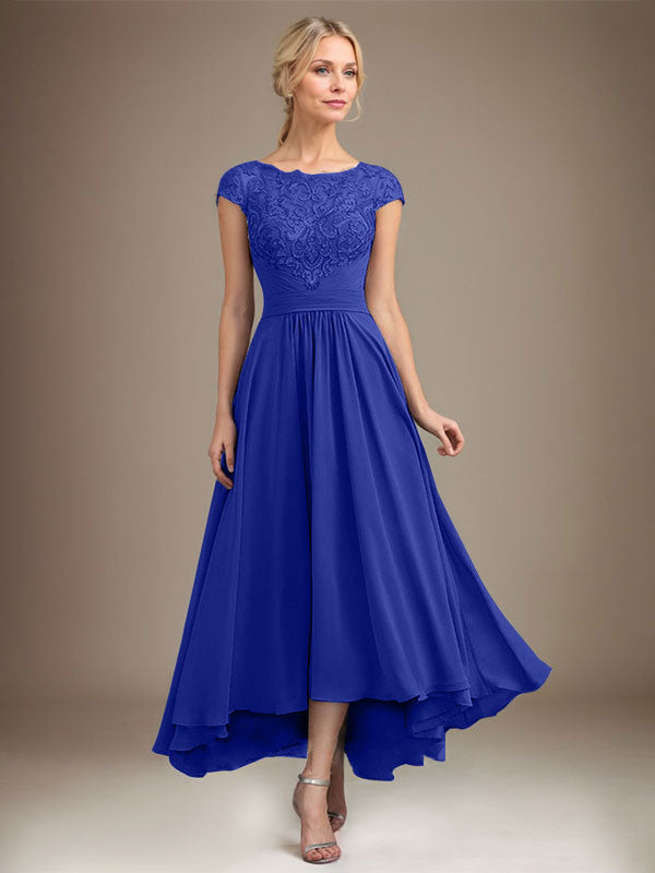 Vestido de novia de corte asimétrico, corte en A, escote ilusión, encaje y gasa con pliegues. 