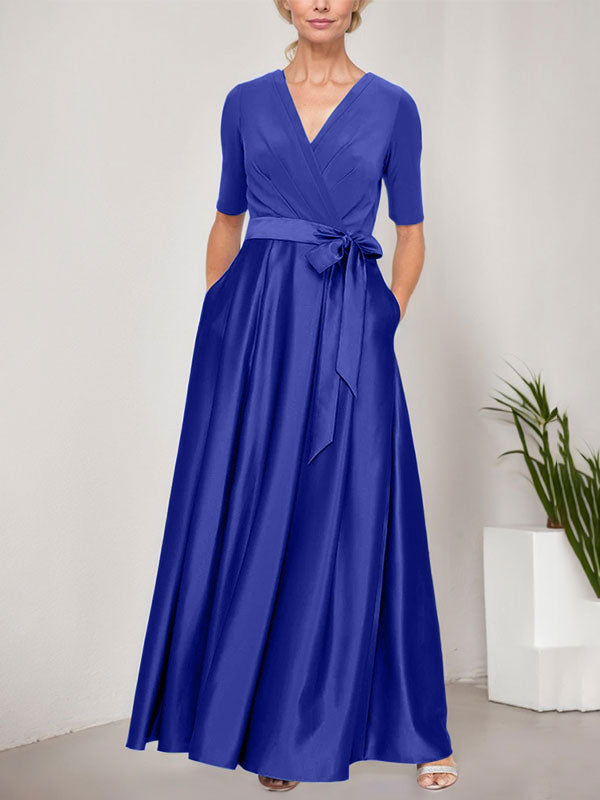 Vestido de baile con escote cruzado, falda amplia de satén y corpiño de jersey. 