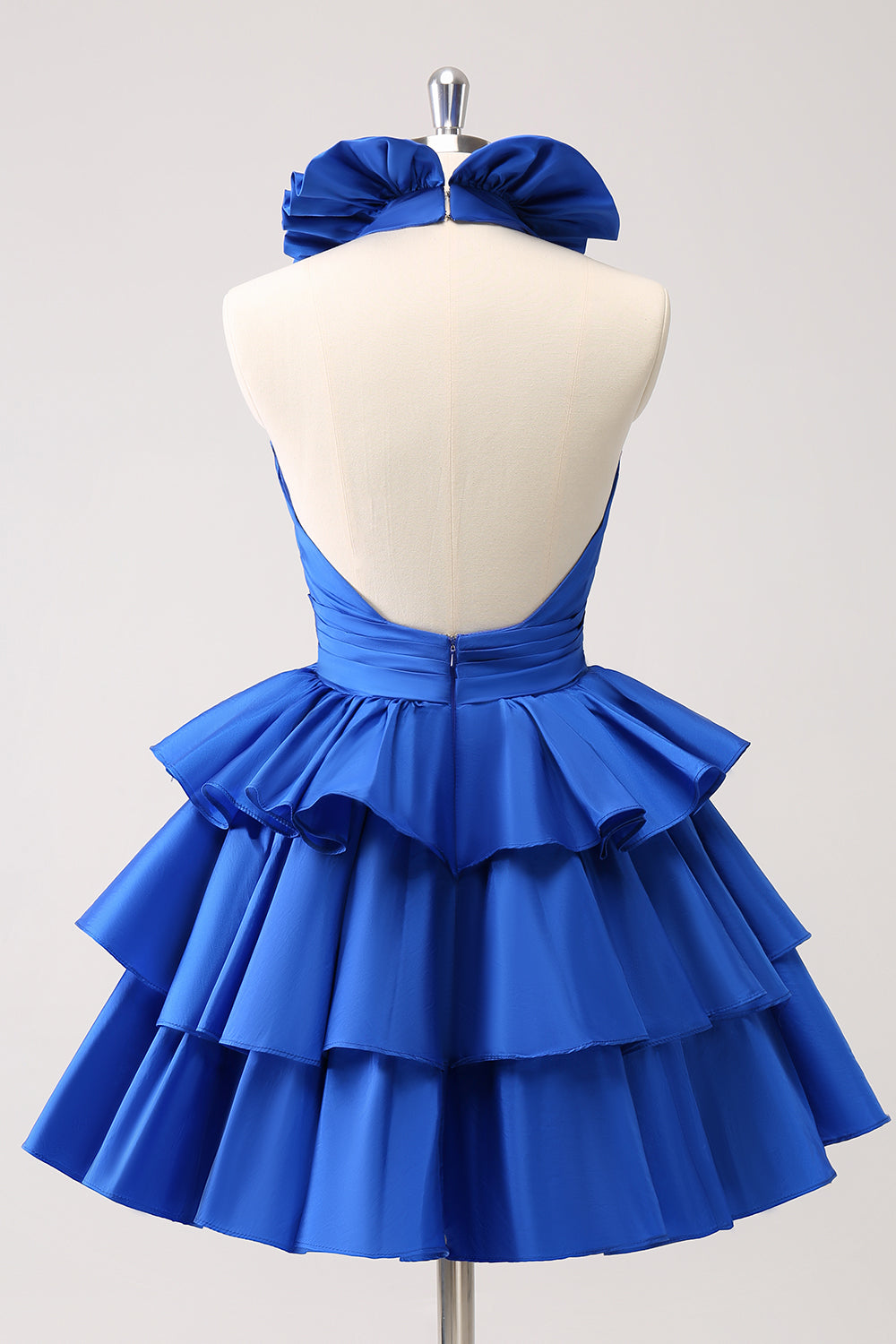 Vestido corto de satén con escote en V profundo, corte en A y volantes para baile de bienvenida