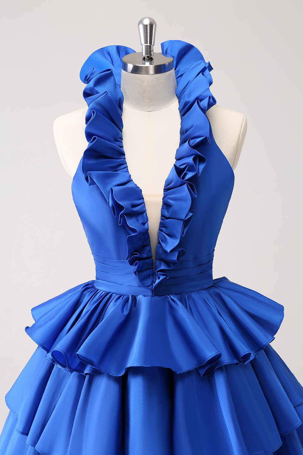 Vestido corto de satén con escote en V profundo, corte en A y volantes para baile de bienvenida