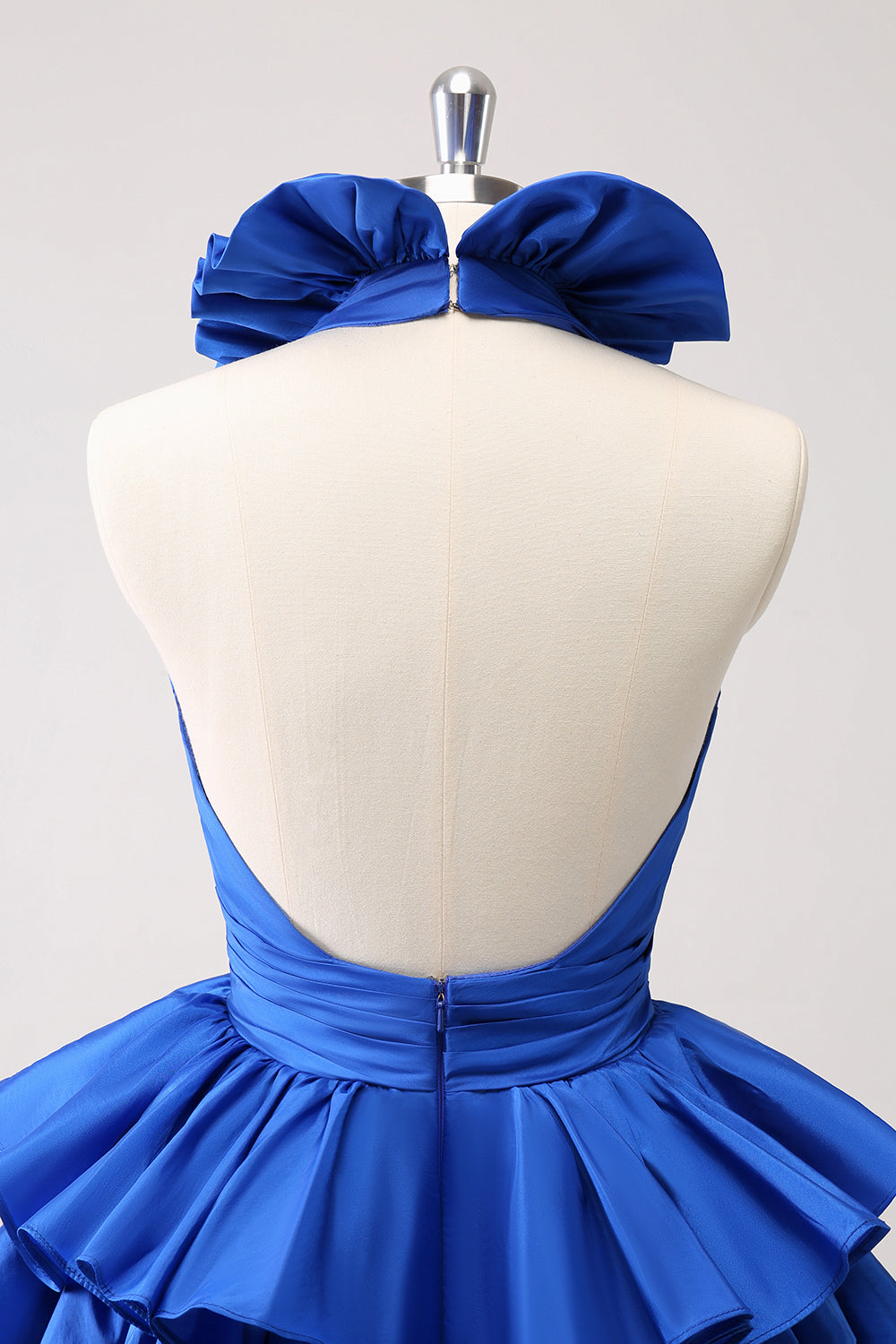 Robe de bal courte en satin, coupe trapèze, décolleté en V profond et volants