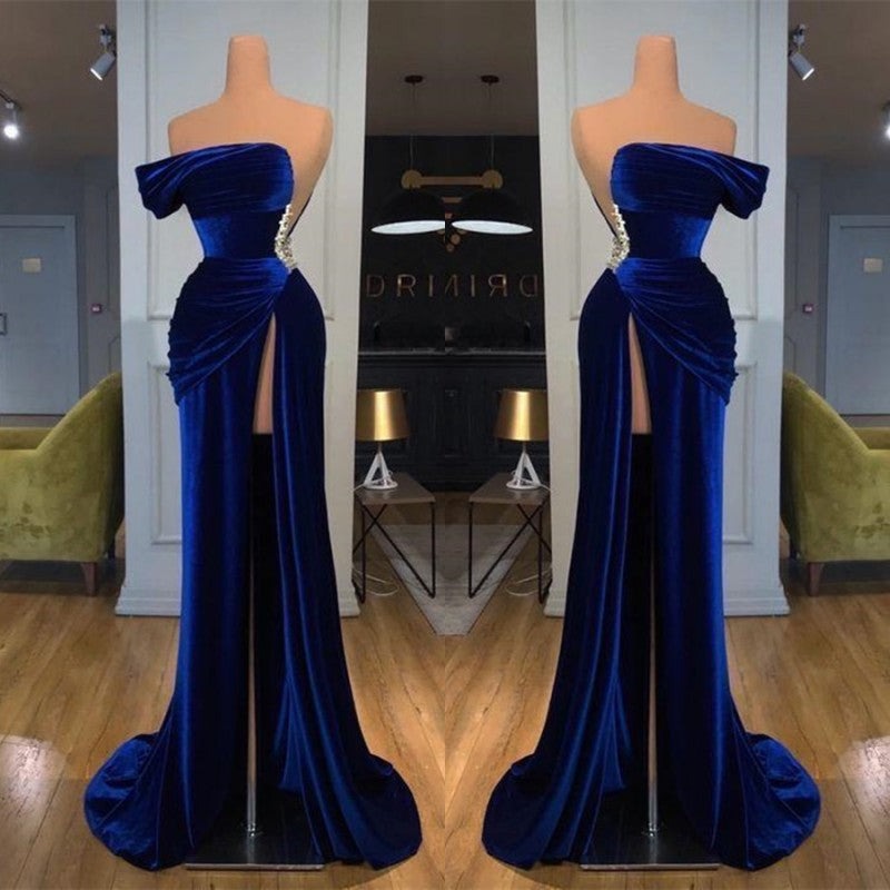 Vestido de noche largo de sirena azul real con hombros descubiertos y abertura, de terciopelo con abertura.