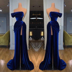Vestido de noche largo de sirena azul real con hombros descubiertos y abertura, de terciopelo con abertura.