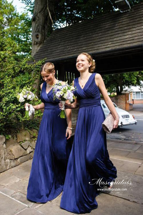 Vestidos de dama de honor largos plisados ​​de gasa azul real, corte en A, escote en V y corte en A 