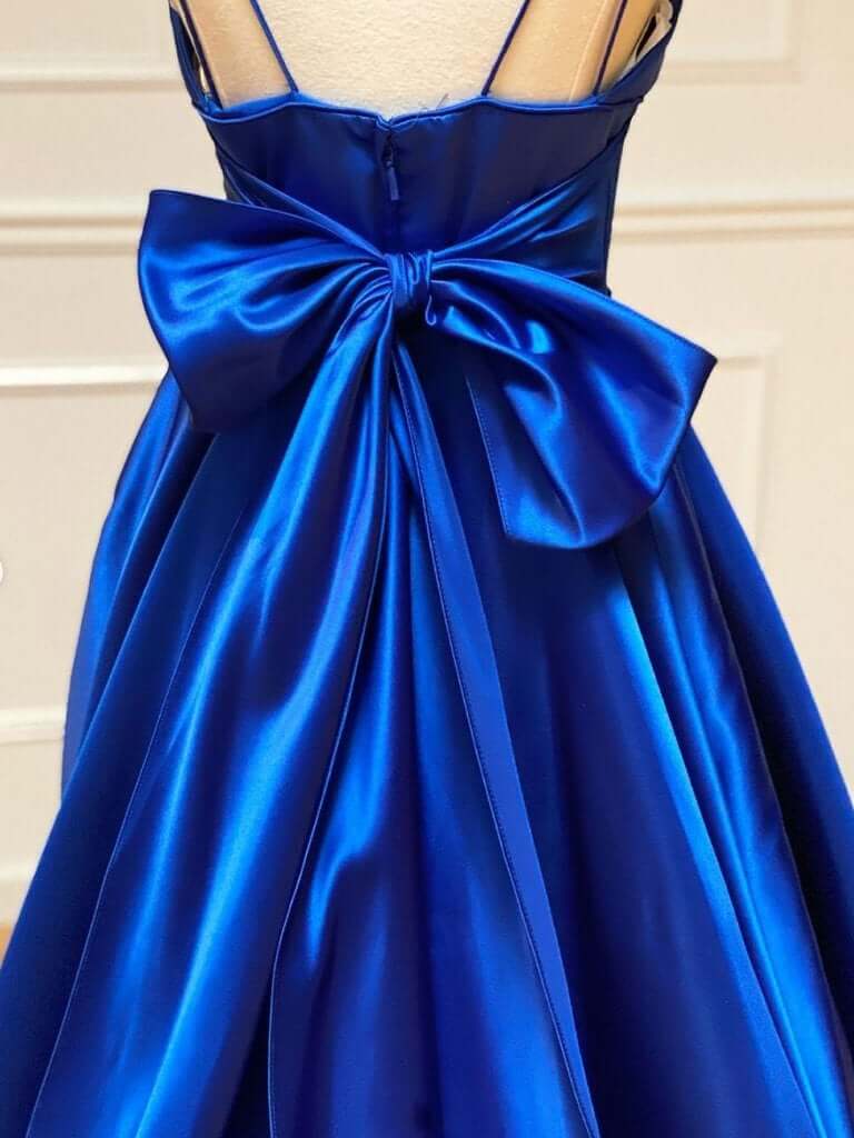 Vestidos largos de fiesta de satén con tirantes finos, corte en A y lazo.