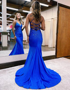 Vestido de fiesta de satén con tirantes finos estilo sirena y espalda con corsé