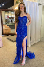 Vestidos de fiesta de tul estilo sirena con escote en V, tirantes finos y abertura.
