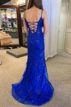 Vestidos de fiesta de tul estilo sirena con escote en V, tirantes finos y abertura.