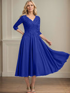 Vestido de corte A, escote en V, largo hasta la rodilla, de gasa, encaje, con lentejuelas y pedrería para la madre de la novia. 