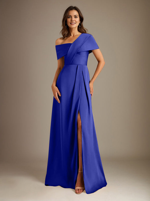 Robe de mère de la mariée en satin, coupe trapèze, décolleté asymétrique et plis. 