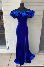 Vestido formal azul real con hombros descubiertos y abertura SYP95