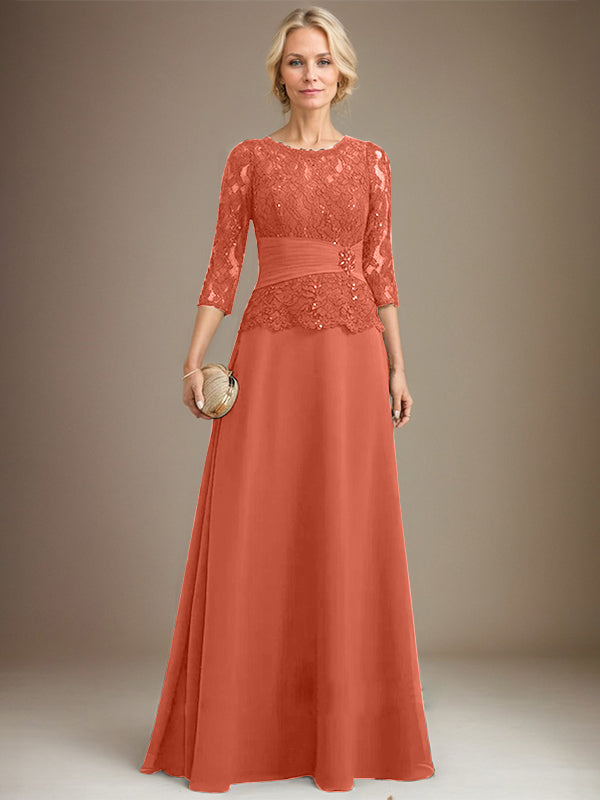 Robe de mariée longue en mousseline de soie et dentelle, coupe trapèze, décolleté illusion, ornée de sequins plissés et de perles. 
