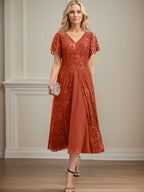 Vestido de novia de gasa de encaje, corte en A, escote en V y largo hasta la rodilla. 
