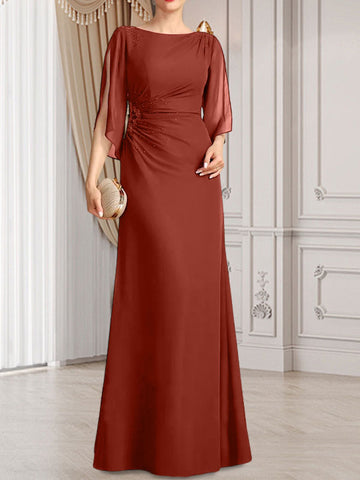 Robe fourreau/colonne longue en mousseline pour la mère de la mariée, ornée de perles plissées.