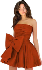 Robes de soirée courtes et chics pour le bal de promo, coupe trapèze, sans manches, bustier, froncées, lacées et ornées d'un nœud.