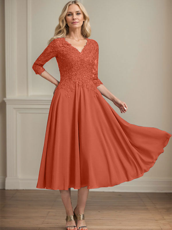 Vestido de corte A, escote en V, largo hasta la rodilla, de gasa, encaje, con lentejuelas y pedrería para la madre de la novia. 