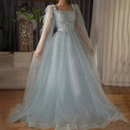 Vestido de noche de lujo saudí, corte A, estilo árabe, con plumas, mangas tipo capa y cuentas. Ideal para ocasiones formales. Modelo LA71782A (2025). 