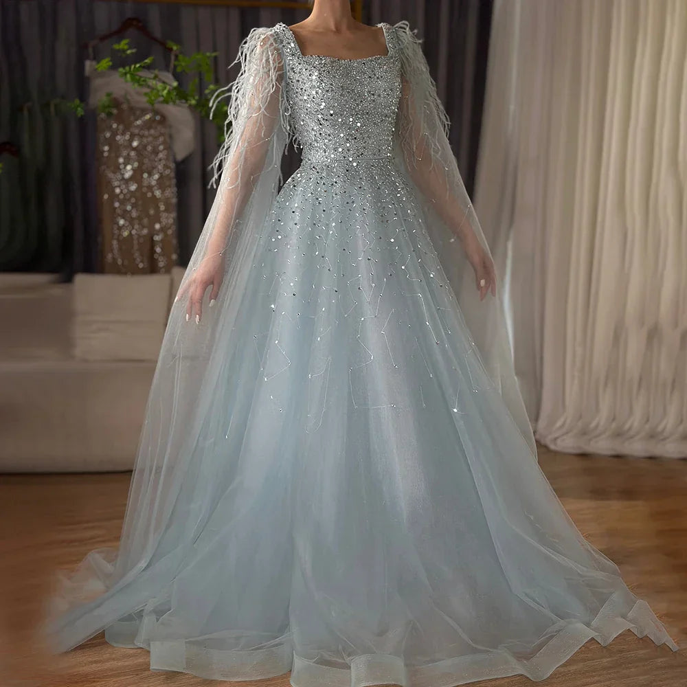 Vestido de noche de lujo saudí, corte A, estilo árabe, con plumas, mangas tipo capa y cuentas. Ideal para ocasiones formales. Modelo LA71782A (2025). 