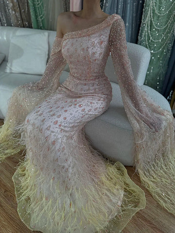 Vestido de noche de lujo con plumas, un solo hombro y mangas tipo capa LA72763 