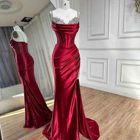 Robe de soirée en satin rouge vin à bretelles spaghetti et fente haute, style arabe saoudien, modèle LA72776, 2025 