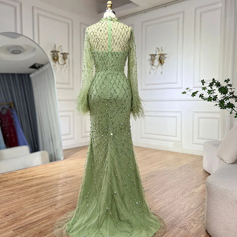 Robe de soirée luxueuse à manches longues et plumes vert sauge LA72394A