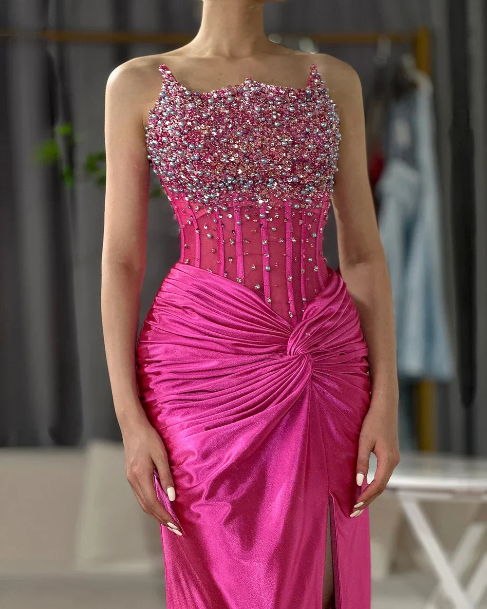 Vestido de noche de lujo estilo sirena, corte sirena, con abertura lateral, escote palabra de honor y cuentas, color fucsia árabe, modelo LA72671 (2025). 