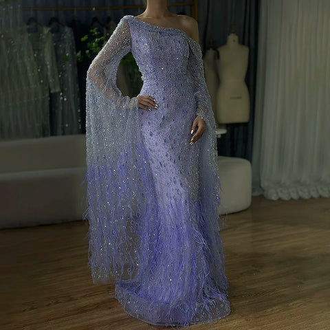Vestido de noche de lujo con plumas, un solo hombro y mangas tipo capa LA72763 