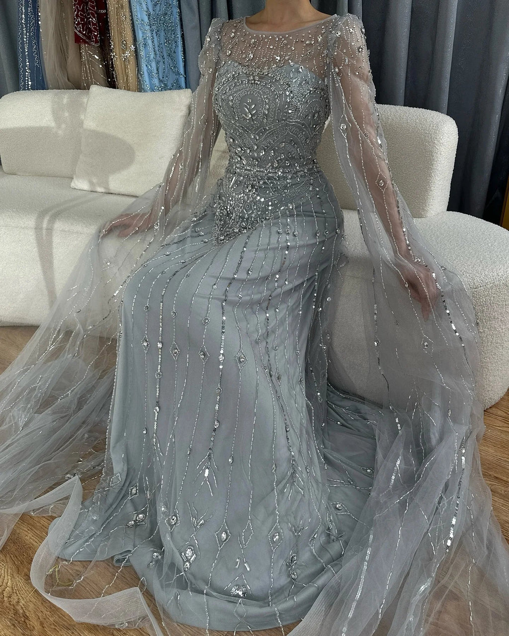 Vestido de noche árabe de lujo Alina con mangas capa azul Dubai 2025, con cuentas y piedras, para mujer, ideal para bodas y fiestas (LA72635) 