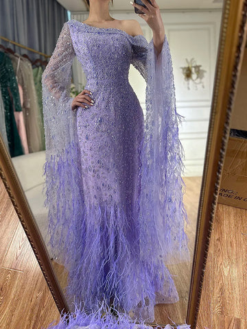 Vestido de noche de lujo con plumas, un solo hombro y mangas tipo capa LA72763 