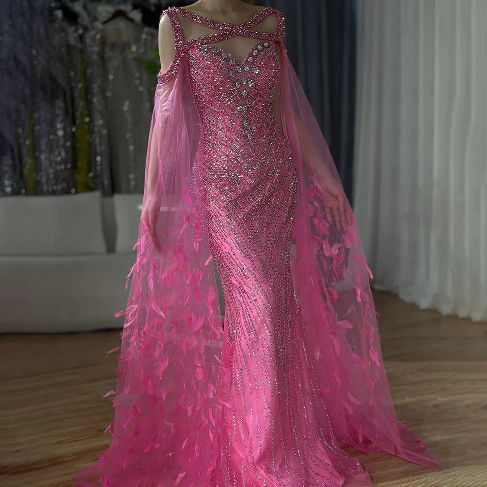 Vestido largo de noche de sirena elegante con mangas capa y plumas, color fucsia, para fiesta de bodas 2025 (LA72286) 