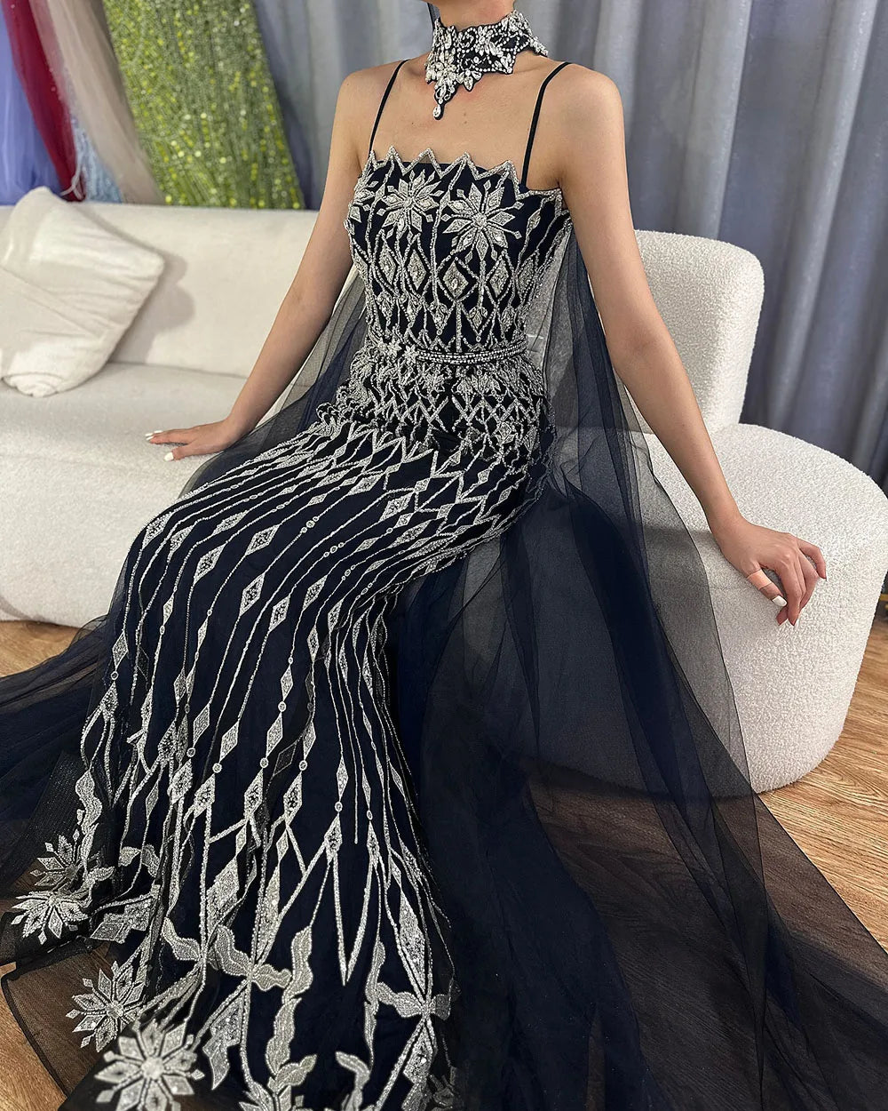 Vestido de noche de sirena con tirantes finos y cuentas color nude, con capa larga para ocasiones formales LA72711 