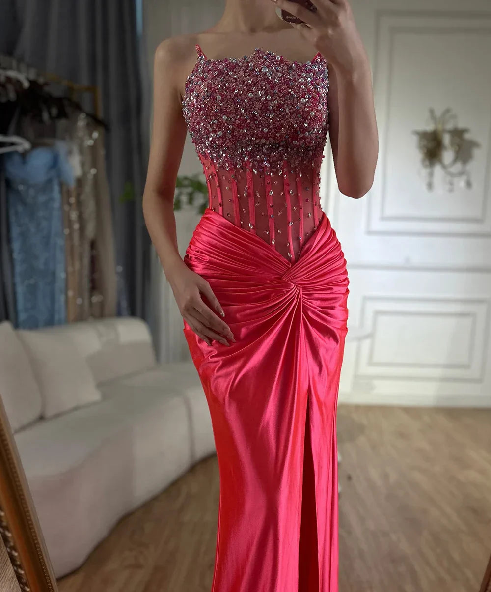 Vestido de noche de lujo estilo sirena, corte sirena, con abertura lateral, escote palabra de honor y cuentas, color fucsia árabe, modelo LA72671 (2025). 