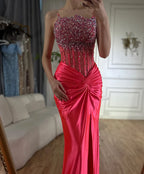 Vestido de noche de lujo estilo sirena, corte sirena, con abertura lateral, escote palabra de honor y cuentas, color fucsia árabe, modelo LA72671 (2025). 