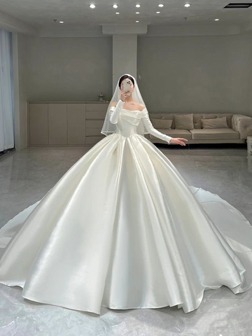 Robe de mariée blanche en satin, bouffante et sobre, modèle Y6737