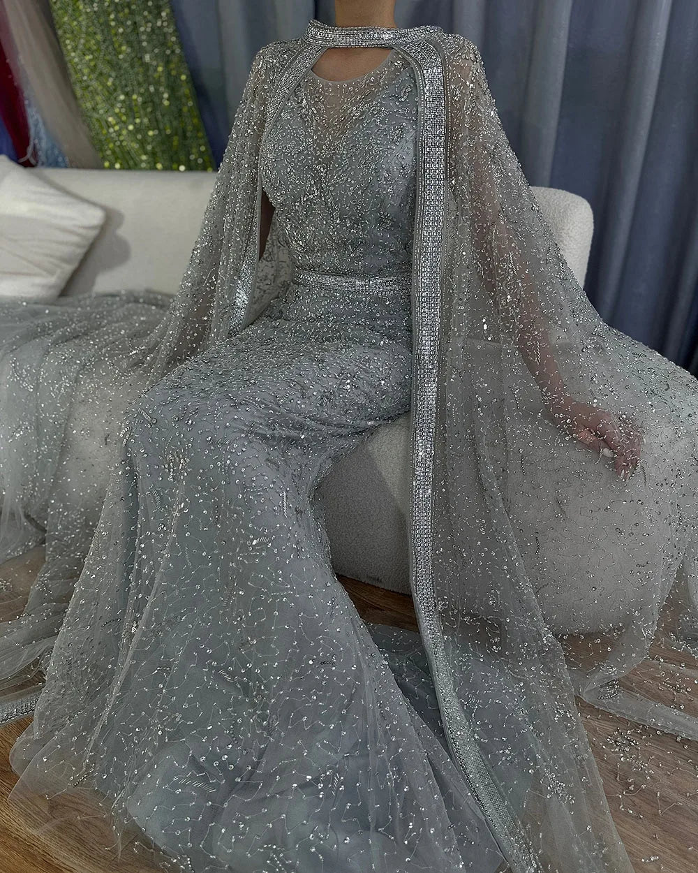 Vestido de noche de sirena árabe gris de lujo de Dubái 2025 con cuentas y capa larga desmontable para fiestas de mujer LA72180 