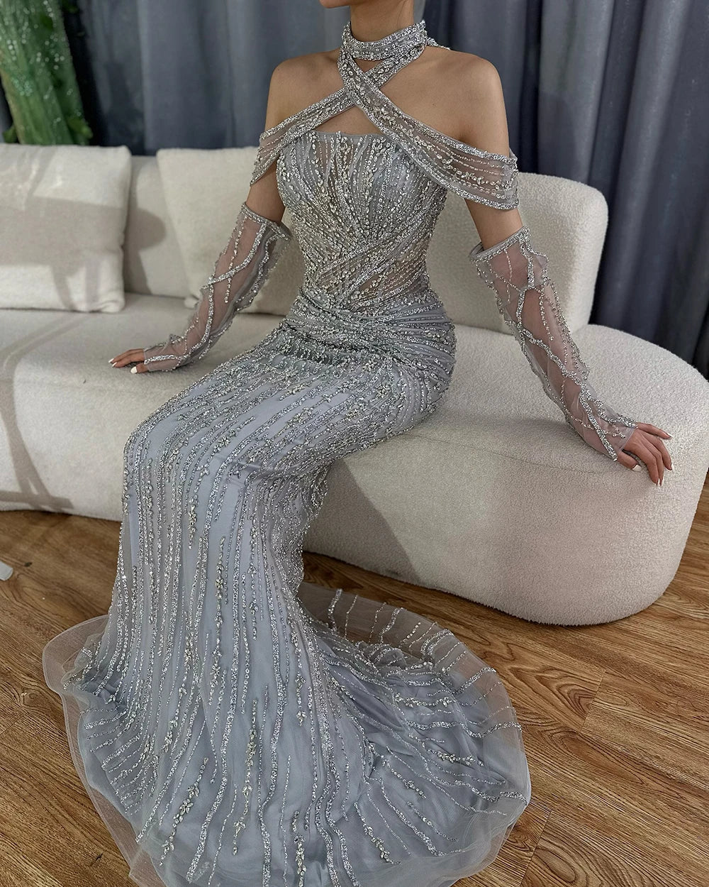 Vestido de noche de lujo estilo sirena con escote halter decorativo en color gris árabe, modelo LA72651, ideal para fiestas femeninas. 