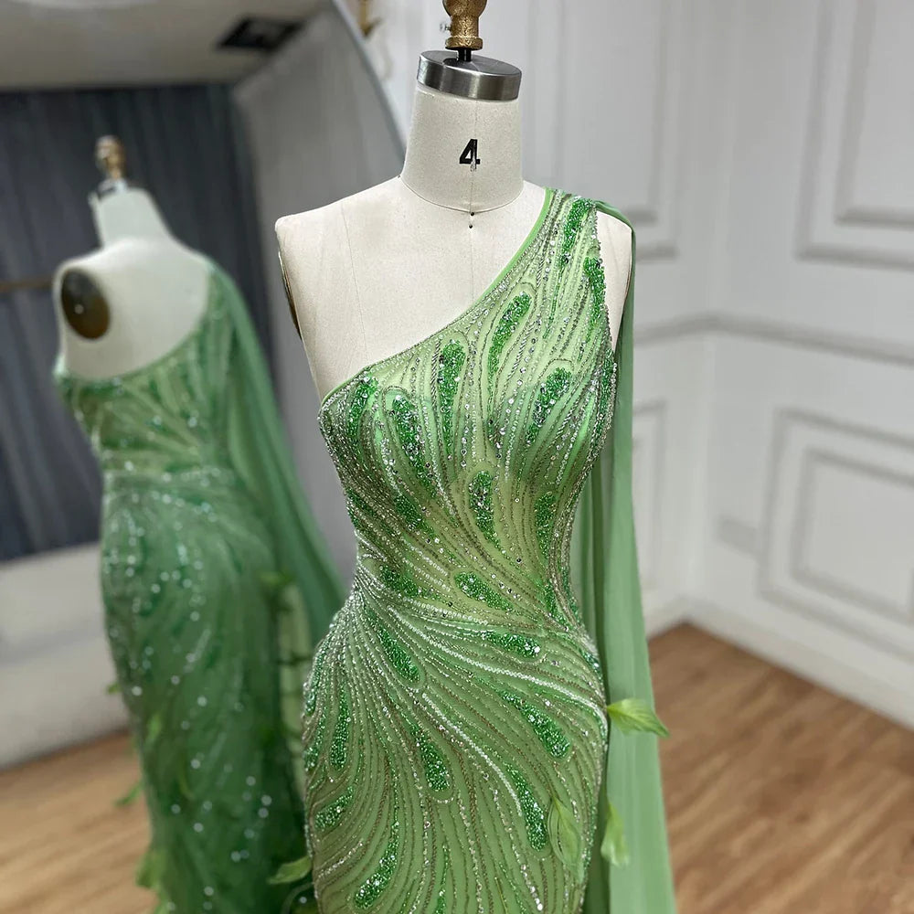 Vestido de noche de lujo árabe verde de un solo hombro con plumas y cuentas, con capa lateral tipo chal para fiesta de mujer LA72698 