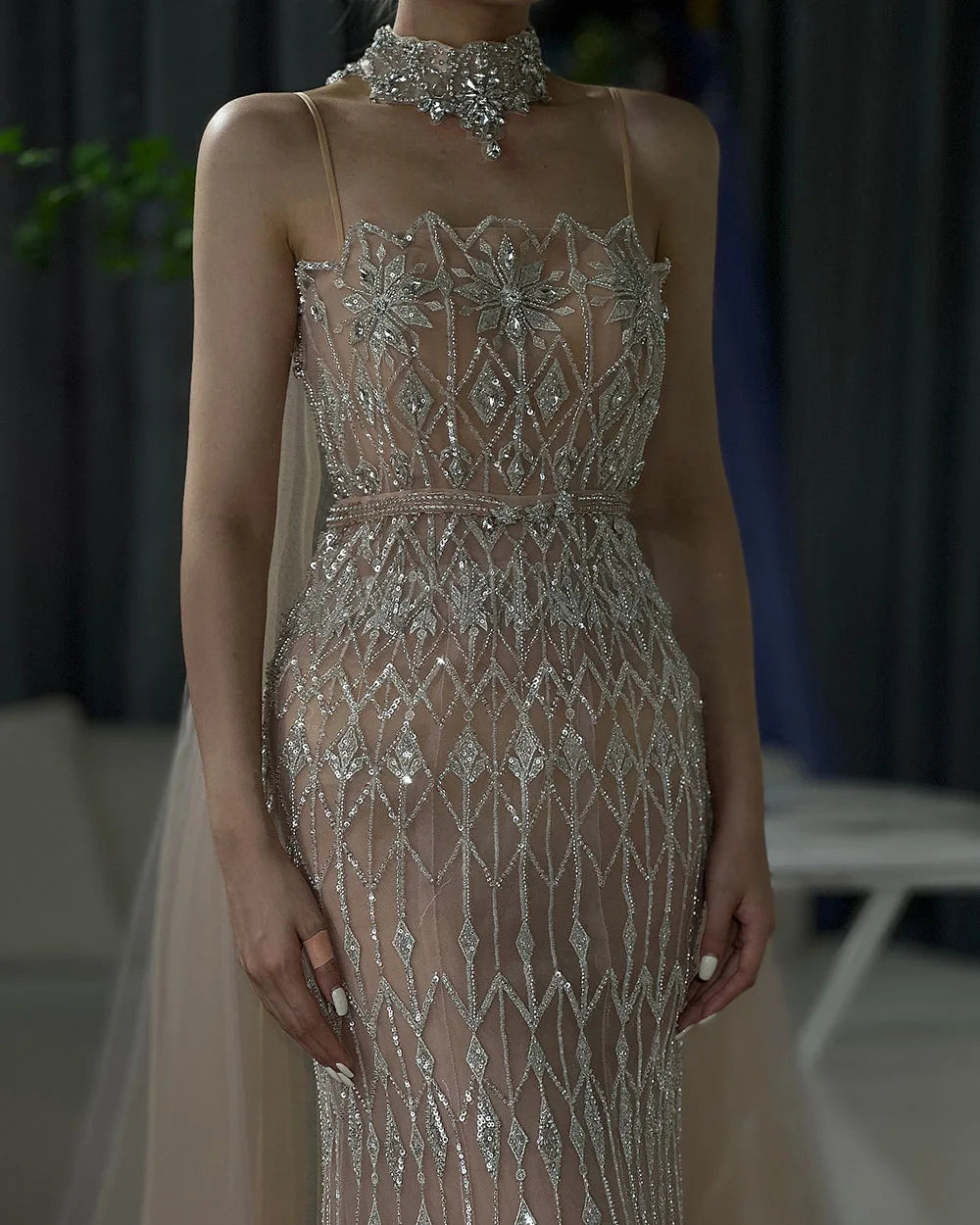 Vestido de noche de sirena con tirantes finos y cuentas color nude, con capa larga para ocasiones formales LA72711 
