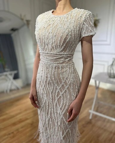 Vestido de noche blanco nude hasta los tobillos con cuentas y plumas LA72076A